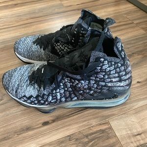Nike LeBron 17 Shoes in Black/White size 11.5